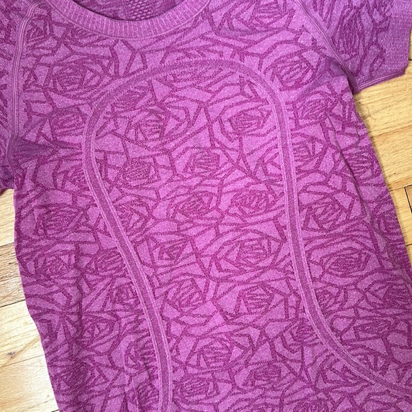 Lululemon short sleeve - Picture 3 of 4